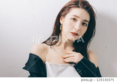 クールビューティーの女性 124130375