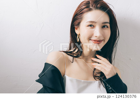 クールビューティーの女性 クールビューティーの女性 124130376