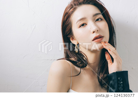 クールビューティーの女性 124130377