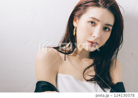 クールビューティーの女性 クールビューティーの女性 124130378