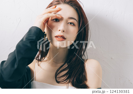 クールビューティーの女性 124130381