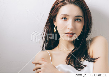 クールビューティーの女性 124130384