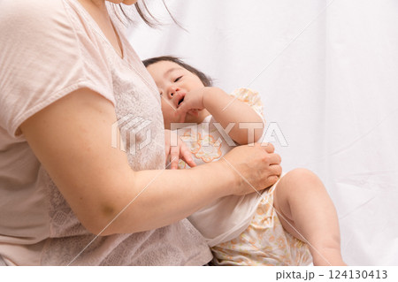 【おばあさんに抱っこさってるツインテールの赤ちゃん】 【おばあさんに抱っこさってるツインテールの赤ちゃん】 124130413
