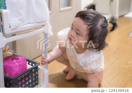 【キッチンでつかまり立ちをするツインテールの赤ちゃん】 【キッチンでつかまり立ちをするツインテールの赤ちゃん】 124130418