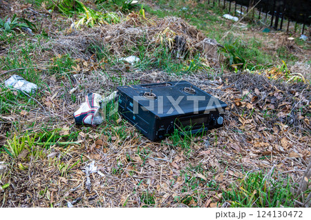 不法投棄されたガスコンロとスニーカー 124130472