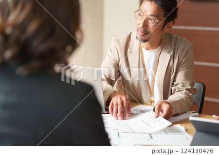 打ち合わせをするシニアビジネスマン 124130476