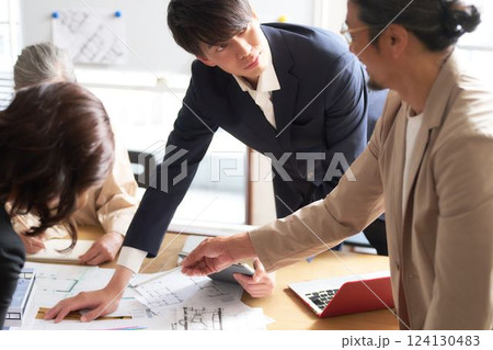 打ち合わせをするビジネスパーソン 124130483