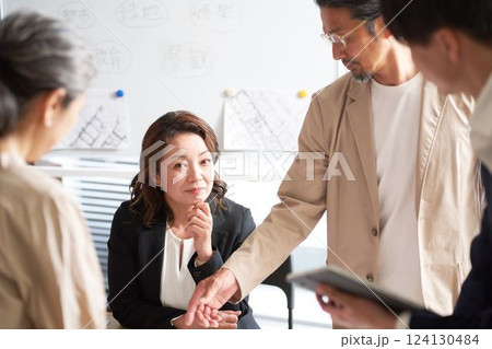 打ち合わせをするビジネスパーソン 124130484