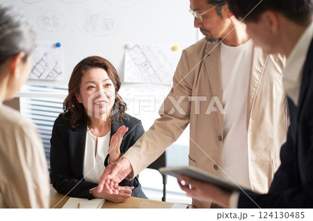 打ち合わせをするビジネスパーソン 124130485