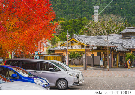 愛知県東栄町にある秋のとうえい温泉　花まつりの湯の紅葉した風景(愛知県) 124130812