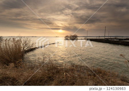 霞ヶ浦の夕焼けの風景 霞ヶ浦の夕焼けの風景 124130983