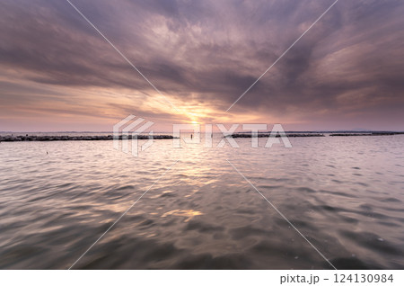 霞ヶ浦の夕焼けの風景 霞ヶ浦の夕焼けの風景 124130984