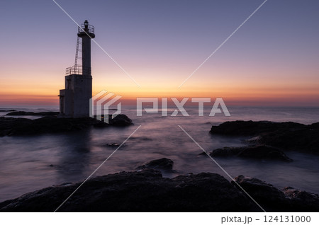 大洗の磯の夜明けの風景 124131000