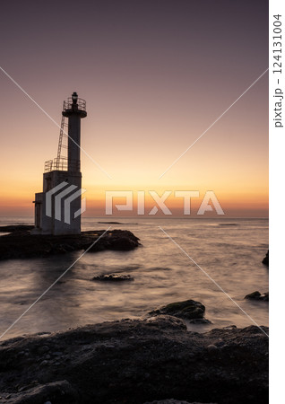 大洗の磯の夜明けの風景 124131004