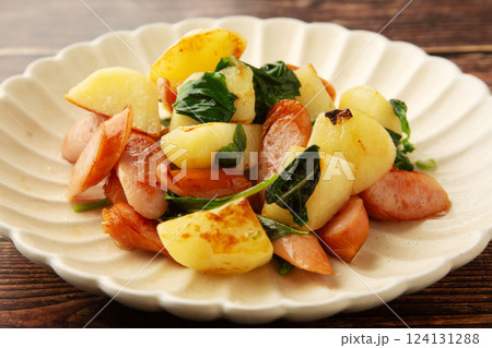 ジャガイモとウインナーのバジル炒め 124131288