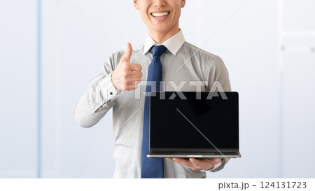 ノートパソコンを持っていいねのポーズをする男性 124131723