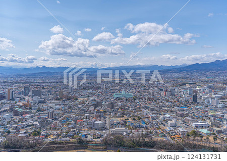 群馬県庁32階展望ホールから西側・長野県方面を望む。関東平野に広がる前橋市街 124131731