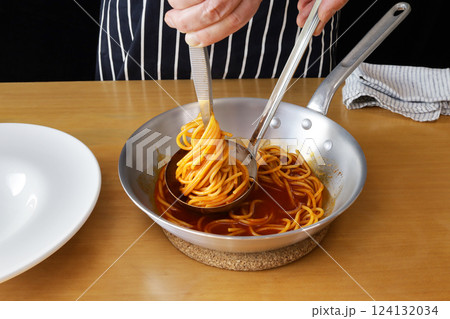 ピンセットとレードルを使ってパスタをきれいに盛り付ける方法。イタリア料理 124132034