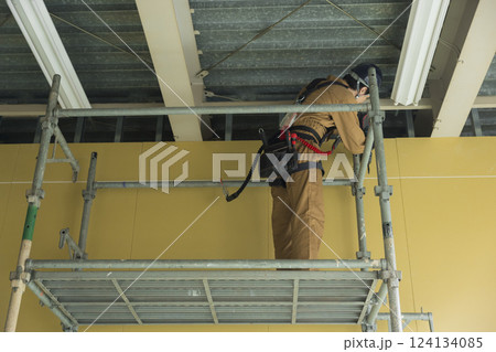 建設現場で働く男性　 124134085