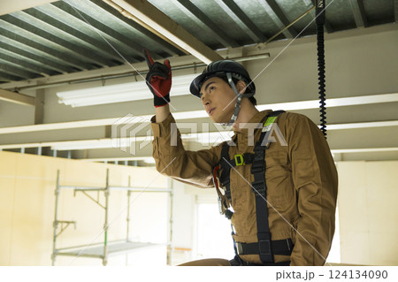 建設現場で働く男性 建設現場で働く男性 124134090