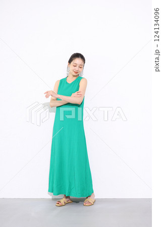 緑のドレスを着た女性 124134096