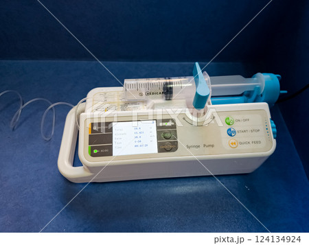 Simple infusion pump for medical use with digital display 124134924