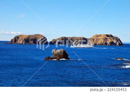 新島から式根島行の船 新島から式根島行の船 124135451