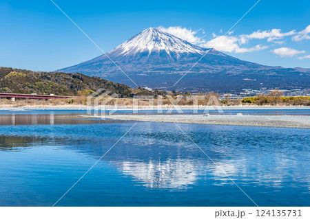 富士川の流れと冬の富士山 124135731