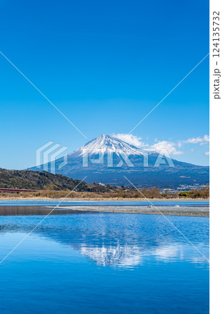 富士川の流れと冬の富士山 富士川の流れと冬の富士山 124135732