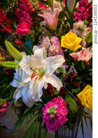色とりどりにアレンジされたお祝いの花束 色とりどりにアレンジされたお祝いの花束 124136053