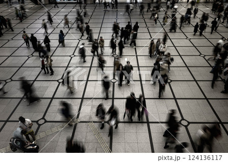 大阪梅田のターミナルを歩く人々 大阪梅田のターミナルを歩く人々 124136117