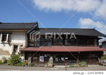 喜多方の町並み　蔵の町　レトロ商店街通り 124136469