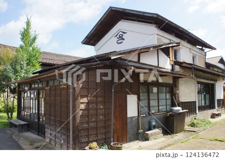 喜多方の町並み　蔵の町　レトロ商店街通り 124136472