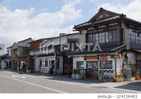 喜多方の町並み　蔵の町　レトロ商店街通り 124136481