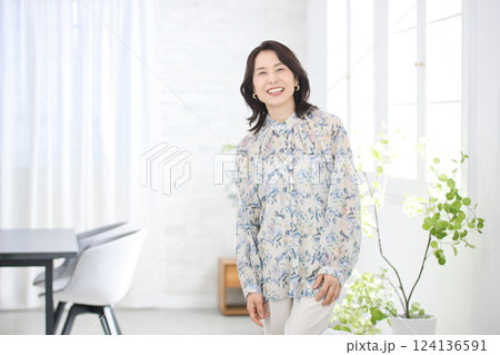花柄のブラウスを着た笑顔のミドル女性 花柄のブラウスを着た笑顔のミドル女性 124136591