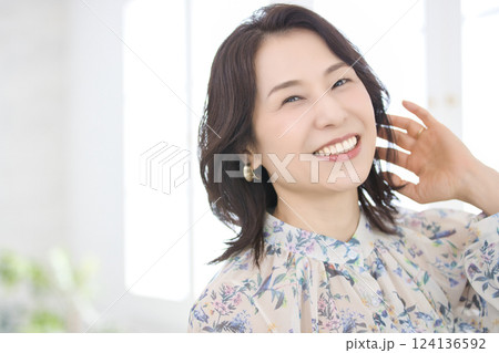 花柄のブラウスを着た笑顔のミドル女性 花柄のブラウスを着た笑顔のミドル女性 124136592