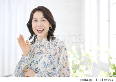 花柄のブラウスを着た笑顔のミドル女性 花柄のブラウスを着た笑顔のミドル女性 124136593