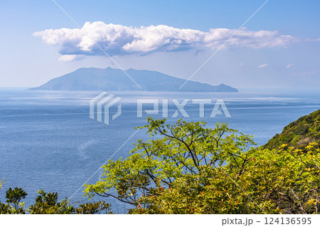 口永良部島と新緑 世界自然遺産屋久島から 口永良部島と新緑 世界自然遺産屋久島から 124136595