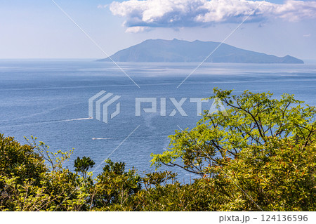 口永良部島と新緑 世界自然遺産屋久島から 口永良部島と新緑 世界自然遺産屋久島から 124136596