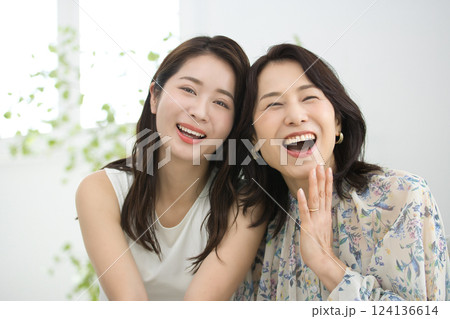 20代女性と50代女性のビューティ　 124136614