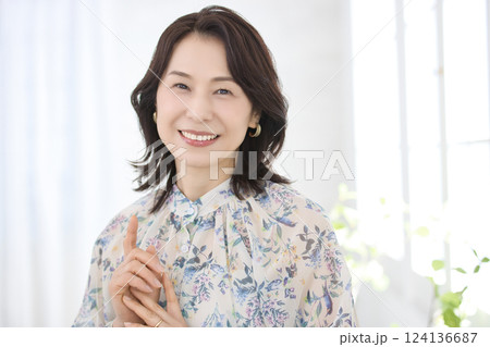花柄のブラウスを着た笑顔のミドル女性 124136687