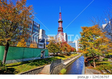 秋の札幌市 創成川公園の紅葉と さっぽろテレビ塔 124136707