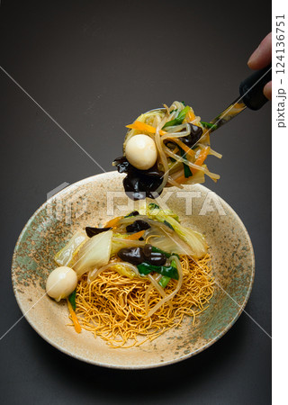 パリパリの食感がおいしい固焼きめんに、炒めた野菜を餡かけにして完成したあんかけ焼きそば パリパリの食感がおいしい固焼きめんに、炒めた野菜を餡かけにして完成したあんかけ焼きそば 124136751