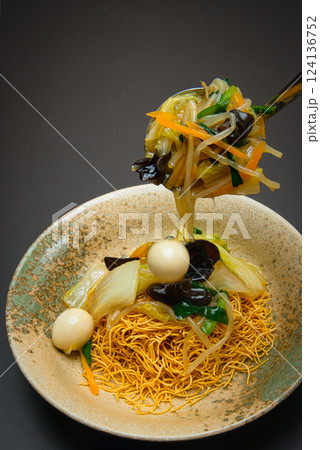 パリパリの食感がおいしい固焼きめんに、炒めた野菜を餡かけにして完成したあんかけ焼きそば 124136752