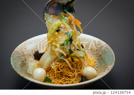 パリパリの食感がおいしい固焼きめんに、炒めた野菜を餡かけにして完成したあんかけ焼きそば パリパリの食感がおいしい固焼きめんに、炒めた野菜を餡かけにして完成したあんかけ焼きそば 124136754