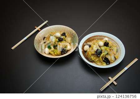 パリパリの食感がおいしい固焼きめんに、炒めた野菜を餡かけにして完成したあんかけ焼きそば 124136756