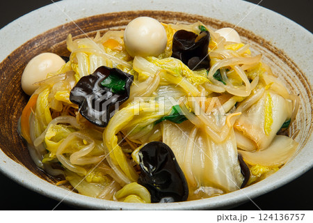 パリパリの食感がおいしい固焼きめんに、炒めた野菜を餡かけにして完成したあんかけ焼きそば 124136757