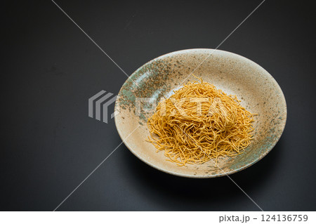 パリパリの食感がおいしい固焼きめんに、炒めた野菜を餡かけにして完成したあんかけ焼きそば パリパリの食感がおいしい固焼きめんに、炒めた野菜を餡かけにして完成したあんかけ焼きそば 124136759