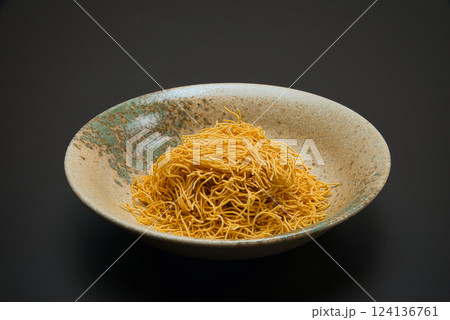 パリパリの食感がおいしい固焼きめんに、炒めた野菜を餡かけにして完成したあんかけ焼きそば 124136761