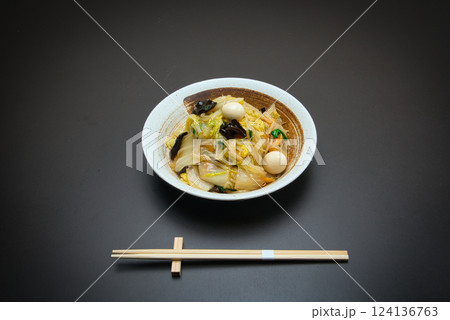 パリパリの食感がおいしい固焼きめんに、炒めた野菜を餡かけにして完成したあんかけ焼きそば 124136763